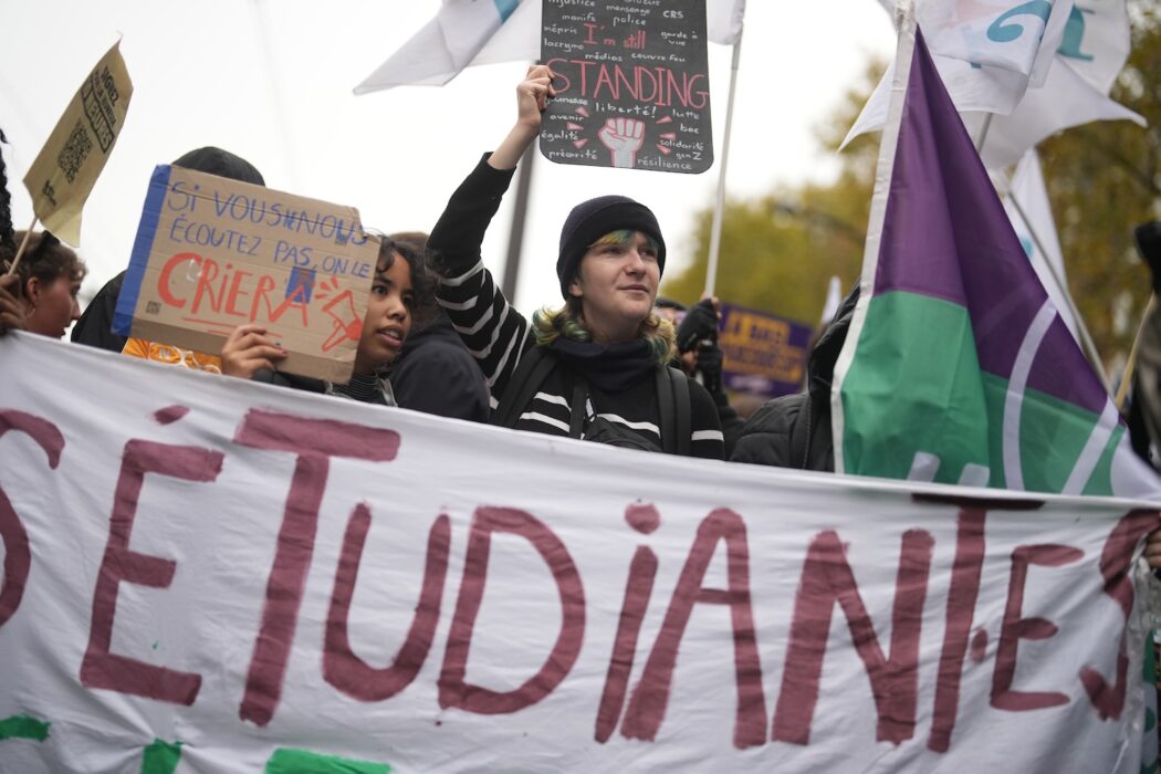 Studenter med banderoll i demonstration.