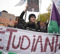 Studenter med banderoll i demonstration.