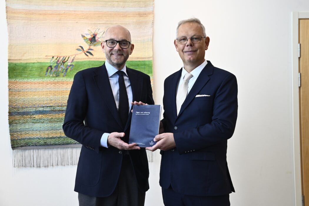 Svante Mandell överlämnar utredningen om styrmedel till vikarierande klimat- och miljöminister Johan Britz.