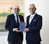 Svante Mandell överlämnar utredningen om styrmedel till vikarierande klimat- och miljöminister Johan Britz.