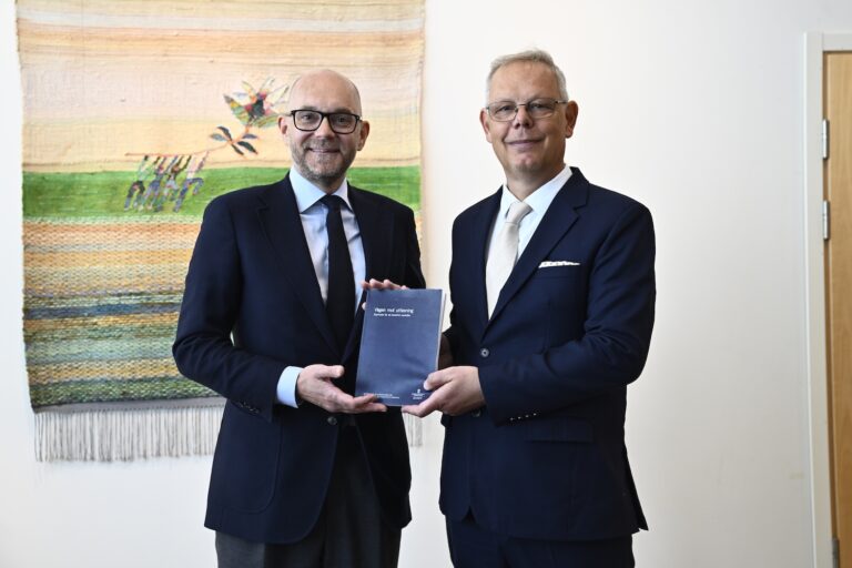 Svante Mandell överlämnar utredningen om styrmedel till vikarierande klimat- och miljöminister Johan Britz.