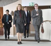 Elisabeth Thand Rinqqvist på ingång till pressträff.