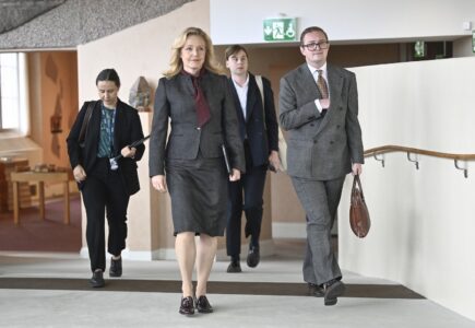 Elisabeth Thand Rinqqvist på ingång till pressträff.