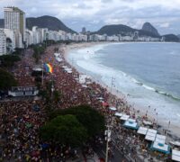 Supportrar till lula samlade längs Copacabana.