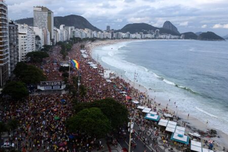 Supportrar till lula samlade längs Copacabana.