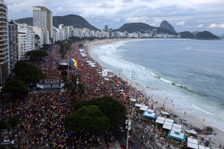 Supportrar till lula samlade längs Copacabana.