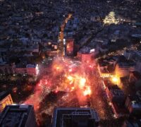 Stor demonstration i Belgrad sedd från ovan.