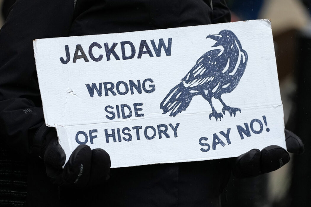 Ett plakat från en manifestation i London som hölls med anledning av den brittiska regeringens besked om öppnandet av gasfältet Jackdaw.