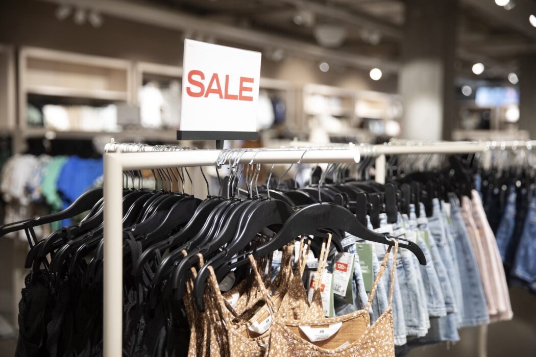 Kläder i butik på rea.