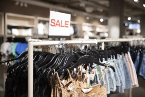 Kläder i butik på rea.