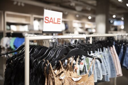 Kläder i butik på rea.