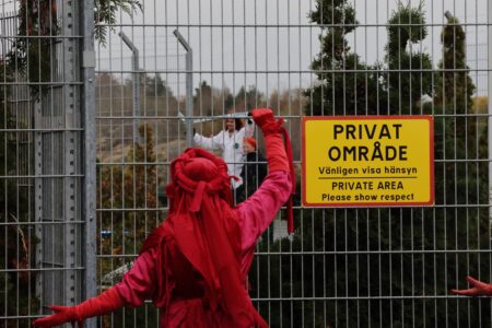 Klimataktivister protesterar vid Bromma flygplats.