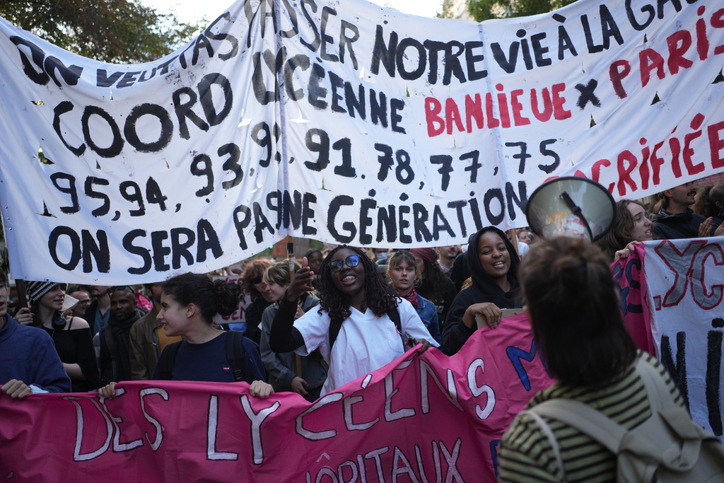 Demonstranter protesterar mot stigande levnadskostnader och ansluter till elevernas protester i Paris den 17 oktober 2026.